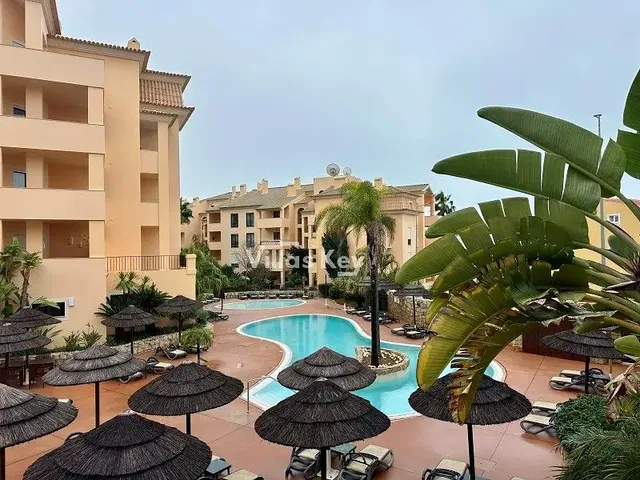 Keuken; keukenapparatuur, houten vloer, natuurlijk licht, moderne stijl