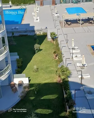 Mutfak; mutfak aletleri, ahşap zemin, doğal ışık, modern stil