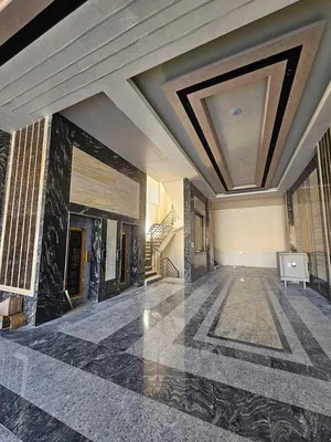 Mutfak; mutfak aletleri, ahşap zemin, doğal ışık, modern stil