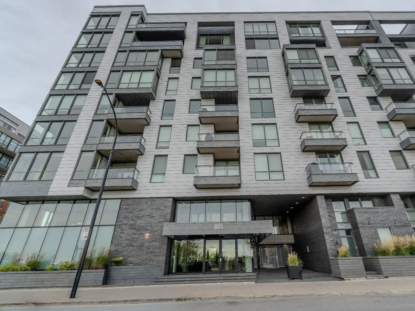 Küche; küchengeräte, holzboden, tageslicht, moderner stil