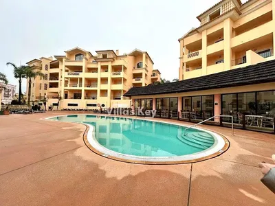 Slaapkamer; houten vloer, natuurlijk licht, moderne stijl, gerenoveerd