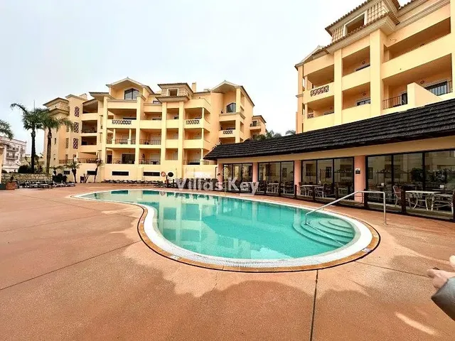 Spálňa; drevená podlaha, prirodzené svetlo, moderný štýl, po rekonštrukcii