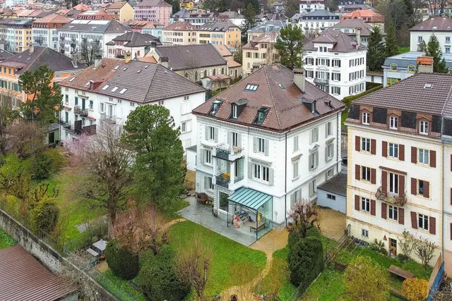 Kuchyně; kuchyňské spotřebiče, dlažba, přirozené světlo, moderní styl