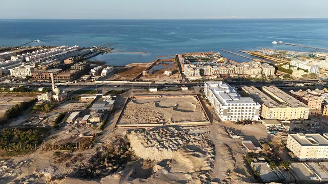 Mutfak; mutfak aletleri, ahşap zemin, doğal ışık, modern stil