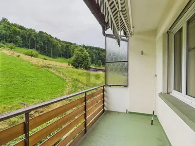 Cucina; elettrodomestici, pavimento in legno, luce naturale, stile moderno