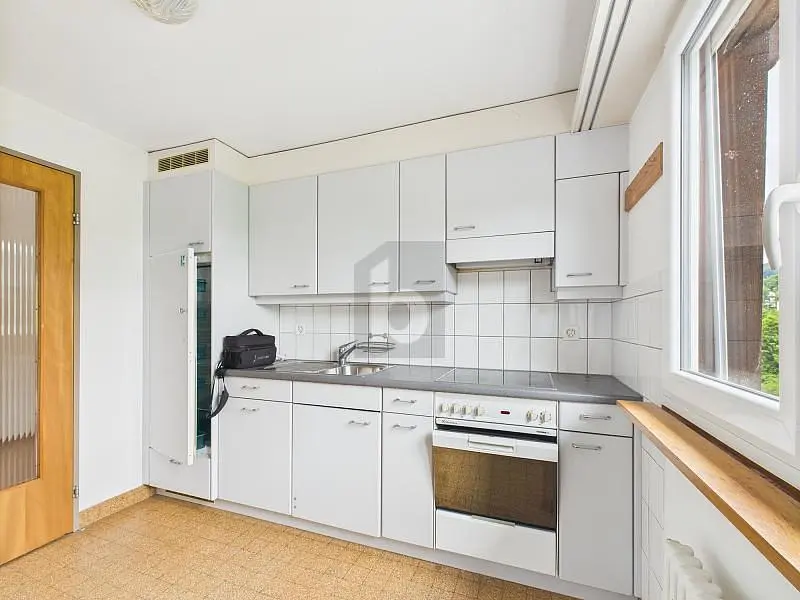 Cucina; elettrodomestici, pavimento in legno, luce naturale, stile moderno