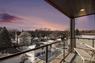 Keuken; keukenapparatuur, houten vloer, natuurlijk licht, moderne stijl