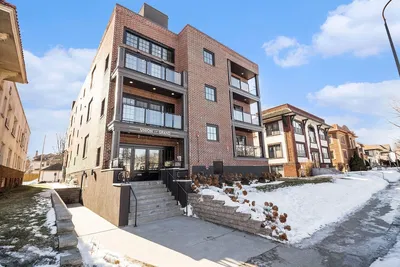 Keuken; keukenapparatuur, houten vloer, natuurlijk licht, moderne stijl