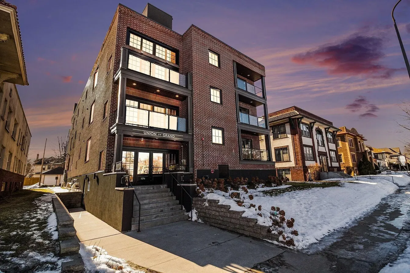 Keuken; keukenapparatuur, houten vloer, natuurlijk licht, moderne stijl