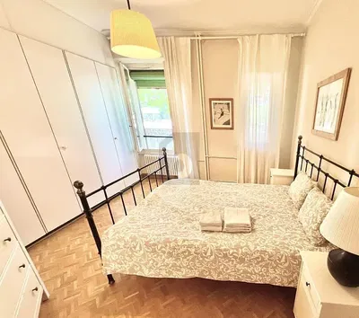 Küche; küchengeräte, holzboden, tageslicht, moderner stil