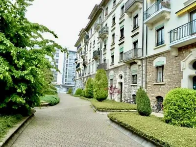 Küche; küchengeräte, holzboden, tageslicht, moderner stil