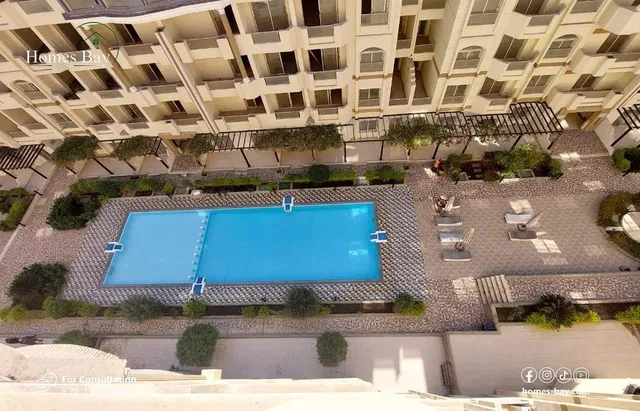 Mutfak; mutfak aletleri, ahşap zemin, doğal ışık, modern stil