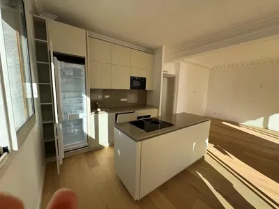 Кухиња; кухињски апарати, дрвени под, природно светло, модерни стил