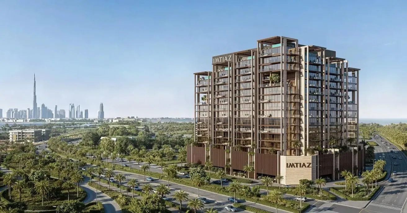 Cozinha; eletrodomésticos, chão de madeira, luz natural, estilo moderno