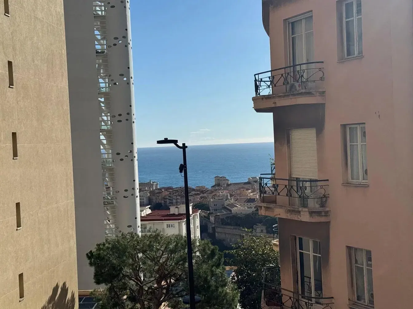 Cucina; elettrodomestici, pavimento in legno, luce naturale, stile moderno