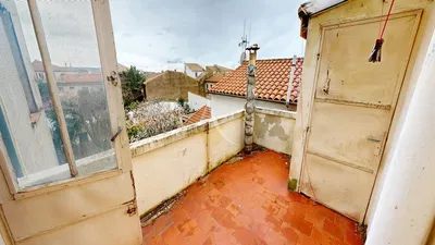 Кухиња; кухињски апарати, дрвени под, природно светло, модерни стил