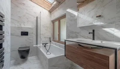 Кухиња; кухињски апарати, дрвени под, природно светло, модерни стил