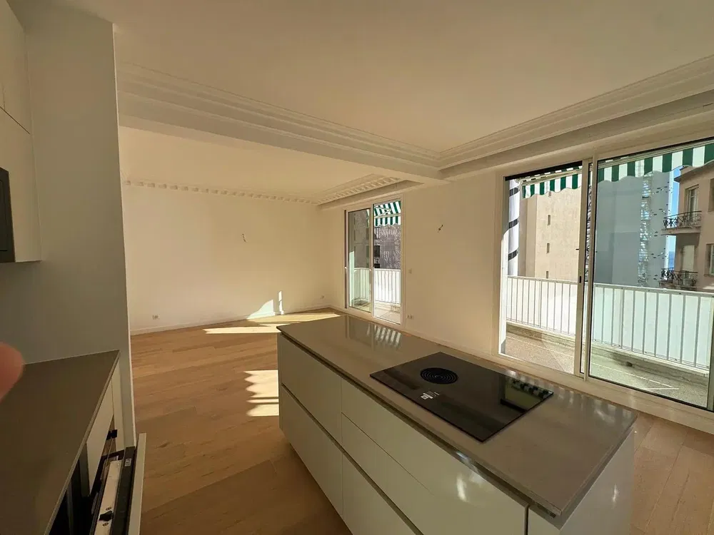 Кухиња; кухињски апарати, дрвени под, природно светло, модерни стил