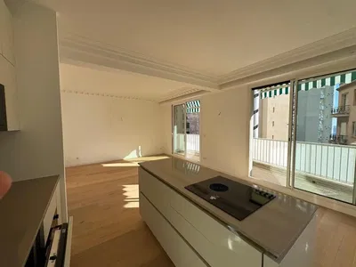 Кухиња; кухињски апарати, дрвени под, природно светло, модерни стил