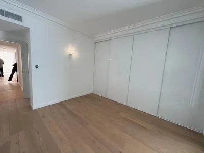 Кухиња; кухињски апарати, дрвени под, природно светло, модерни стил