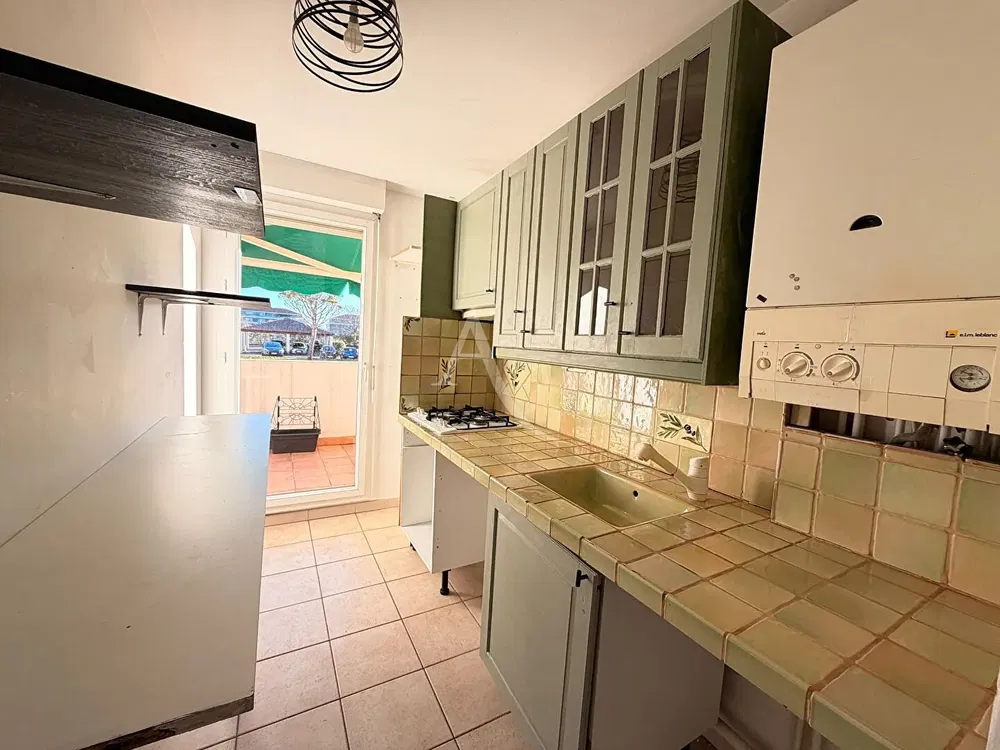 Mutfak; mutfak aletleri, ahşap zemin, doğal ışık, modern stil