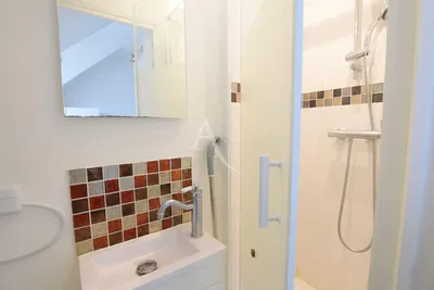 Kuhinja; kućanski aparati, drveni pod, prirodna svjetlost, moderan stil