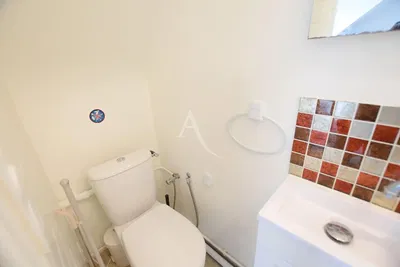 Dnevni boravak; drveni pod, prirodna svjetlost, moderan stil