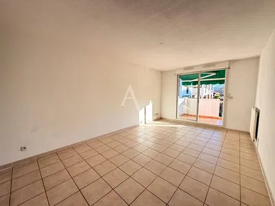 Mutfak; mutfak aletleri, ahşap zemin, doğal ışık, modern stil