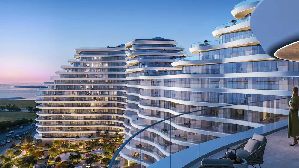 Kuchyně; kuchyňské spotřebiče, dřevěná podlaha, přirozené světlo, moderní styl