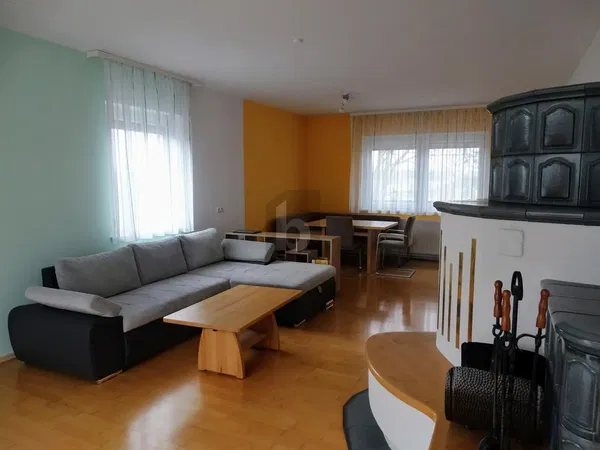 Kuchyně; kuchyňské spotřebiče, dřevěná podlaha, přirozené světlo, moderní styl