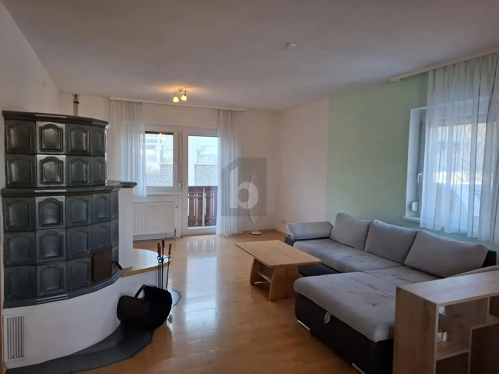 Kuchyně; kuchyňské spotřebiče, dřevěná podlaha, přirozené světlo, moderní styl