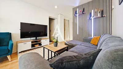 Кухиња; кухињски апарати, дрвени под, природно светло, модерни стил