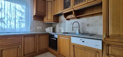 Kuchyně; kuchyňské spotřebiče, dřevěná podlaha, přirozené světlo, moderní styl