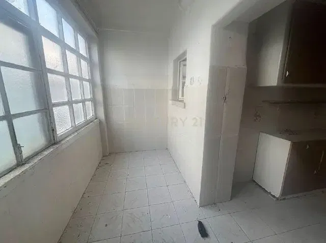 Mutfak; mutfak aletleri, ahşap zemin, doğal ışık, modern stil