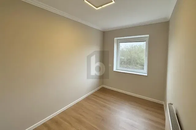 Keuken; keukenapparatuur, houten vloer, natuurlijk licht, moderne stijl