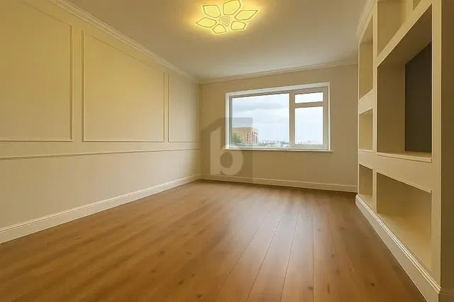 Kuchnia; sprzęt kuchenny, podłoga drewniana, światło dzienne, styl nowoczesny