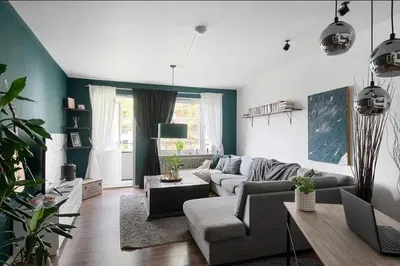 Kuchyně; kuchyňské spotřebiče, dřevěná podlaha, přirozené světlo, moderní styl