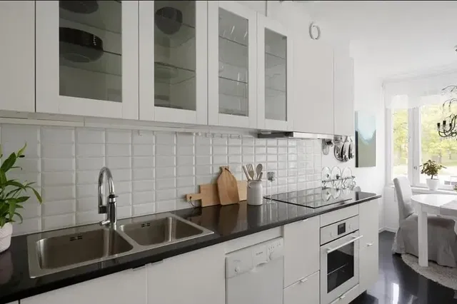 Küche; küchengeräte, holzboden, tageslicht, moderner stil