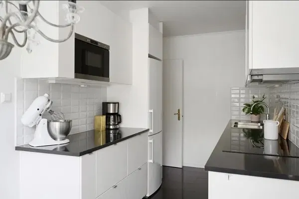 Kuchyně; kuchyňské spotřebiče, dřevěná podlaha, přirozené světlo, moderní styl