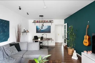 Kuchyně; kuchyňské spotřebiče, dřevěná podlaha, přirozené světlo, moderní styl