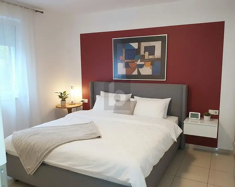 Kuhinja; kućanski aparati, drveni pod, prirodna svjetlost, moderan stil