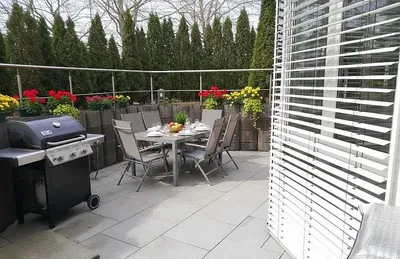 Kuhinja; kućanski aparati, drveni pod, prirodna svjetlost, moderan stil