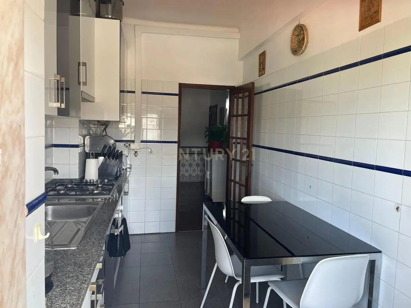 Кухиња; кухињски апарати, дрвени под, природно светло, модерни стил