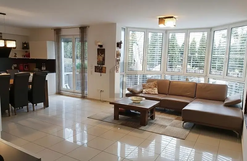 Kuhinja; kućanski aparati, drveni pod, prirodna svjetlost, moderan stil