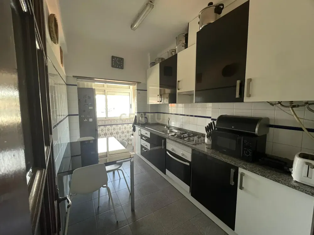 Кухиња; кухињски апарати, дрвени под, природно светло, модерни стил