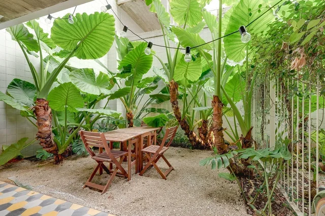 Cocina; electrodomésticos, suelo de madera, luz natural, estilo moderno