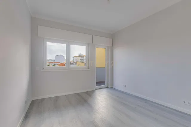 Küche; küchengeräte, holzboden, tageslicht, moderner stil