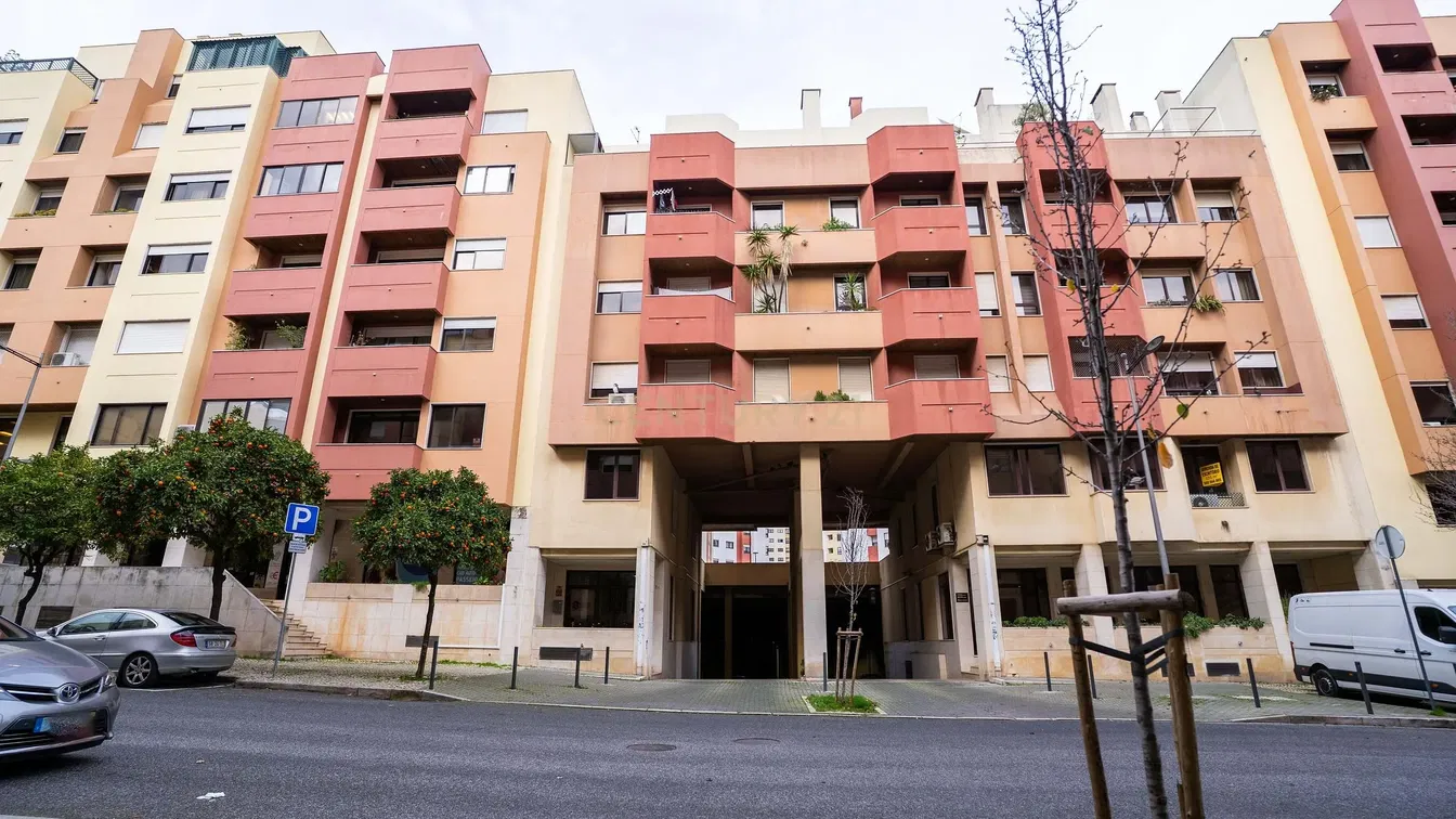 Küche; küchengeräte, holzboden, tageslicht, moderner stil