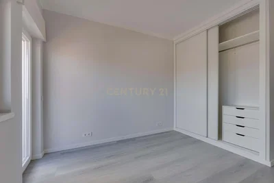 Кухиња; кухињски апарати, дрвени под, природно светло, модерни стил