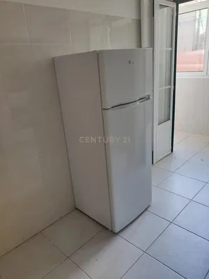 Cuisine; électroménager, parquet, lumière naturelle, style moderne